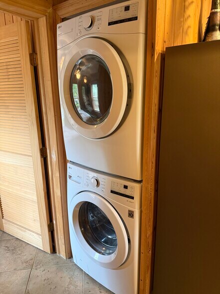 Building Photo - 2162 SW Perry Ter