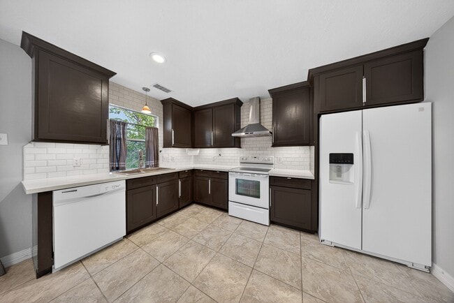 Building Photo - 7243 River Pines Dr