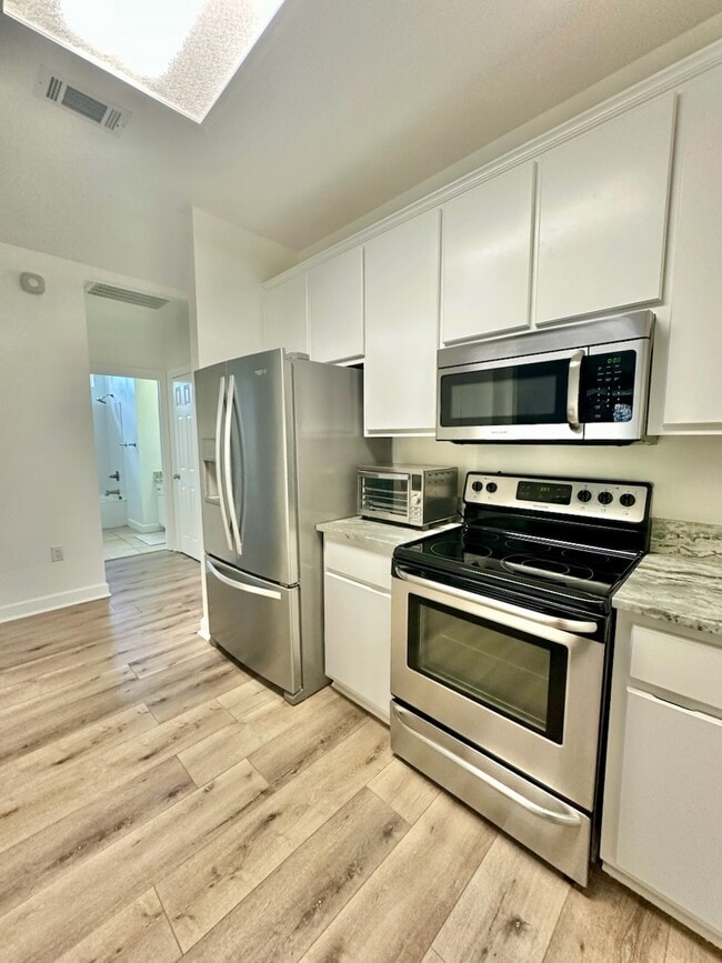 Building Photo - 126 S Shore Dr