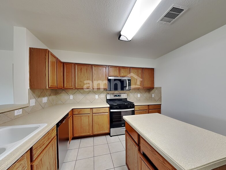 Building Photo - 5634 Cinnamon Lake Dr