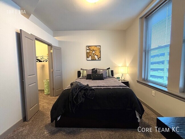 Building Photo - 306 E 12th St