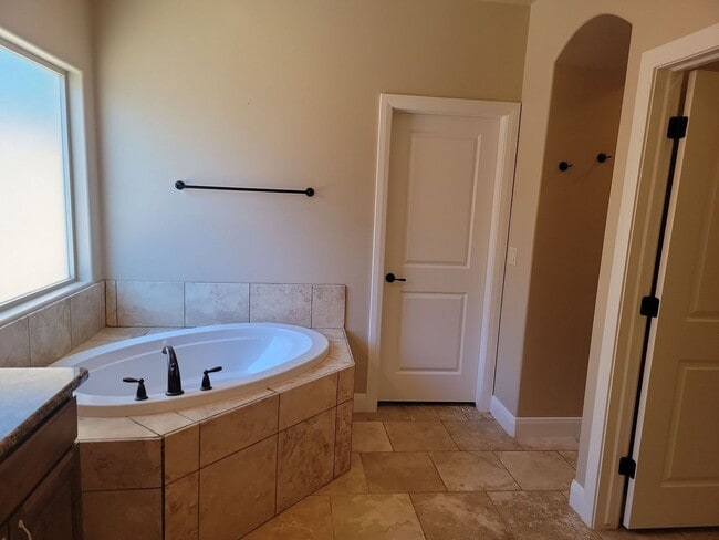 Building Photo - Gorgeous 6 Bedroom Home in Washington!