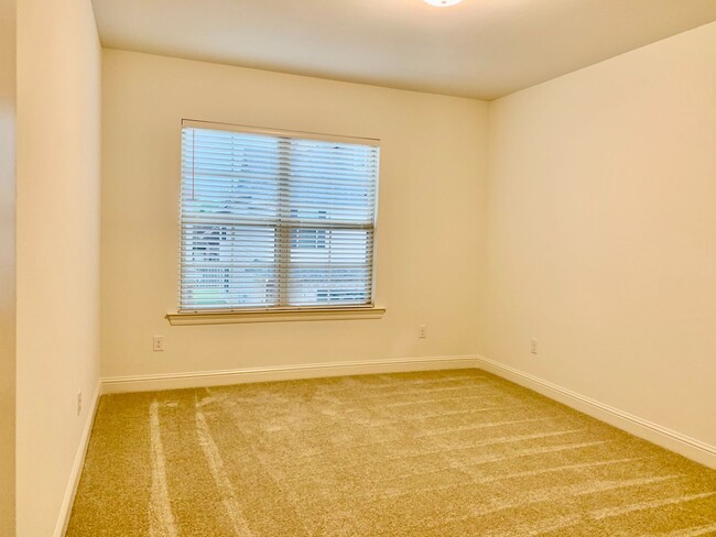 Building Photo - MOVE IN SPECIAL - 1/2 OFF 1st Month Rent!!...