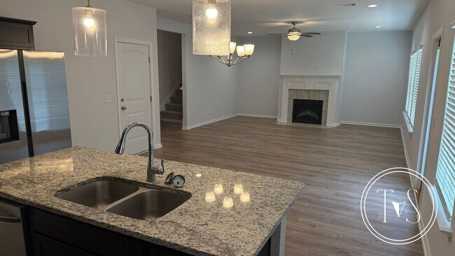 Building Photo - SUMMER MOVE-IN SPECIAL: $1000 OFF 1ST MONT...