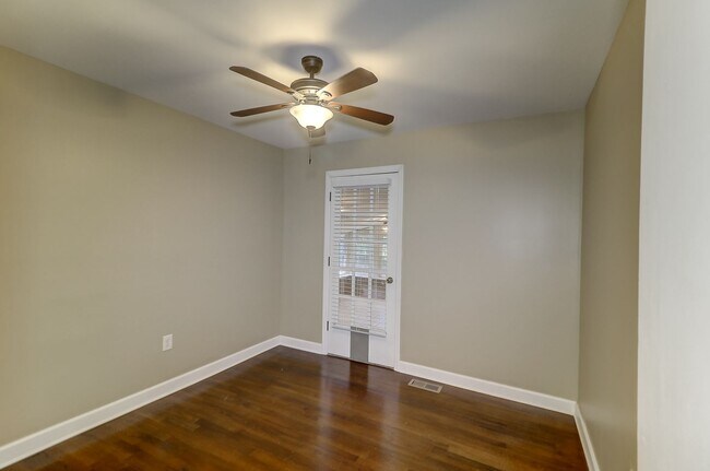 Building Photo - Renovated Brick Ranch!