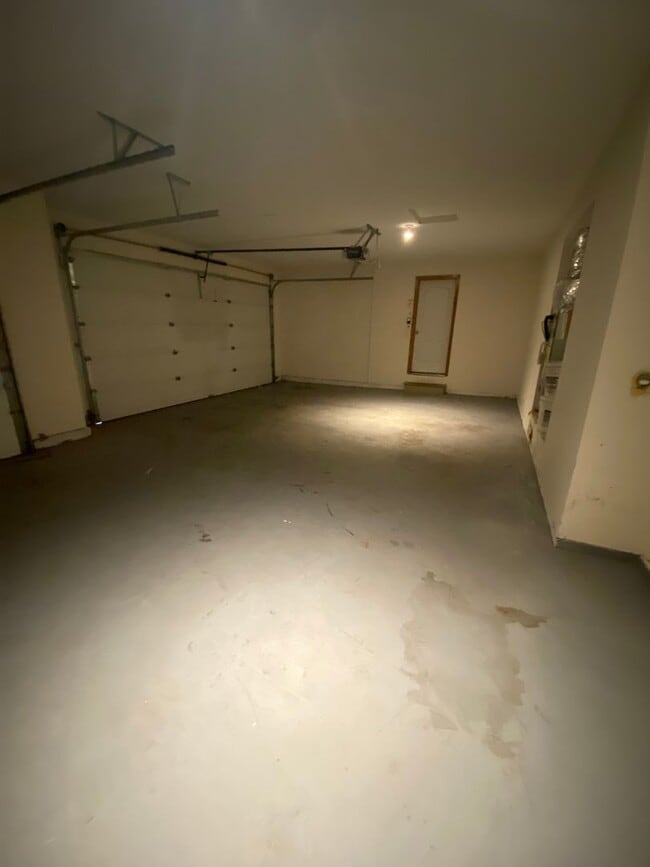 Building Photo - April Rent Free - House with Triple Car Garage