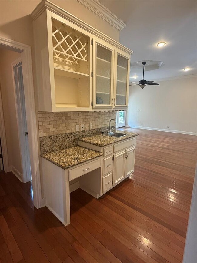 Building Photo - 611 Rolling Green Dr