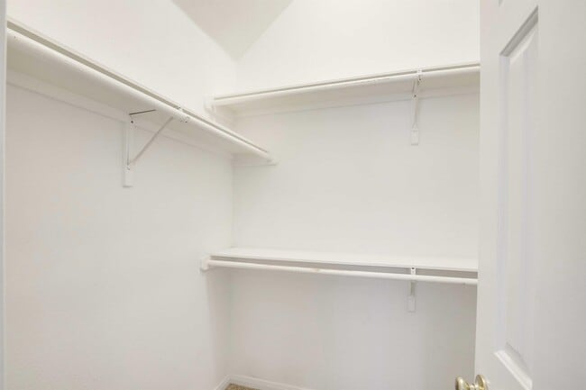 Building Photo - 910 Champions Point Dr