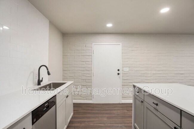 Building Photo - 2618 E 8th St