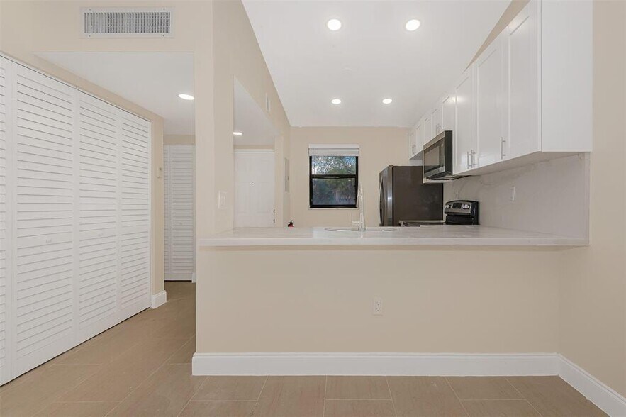 Building Photo - 9951 Nob Hill Pl