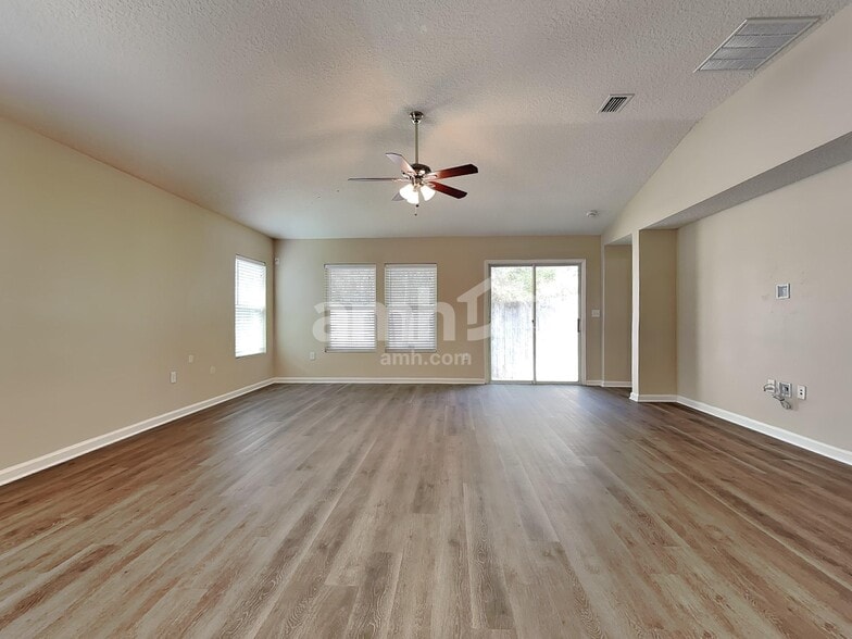 Building Photo - 563 Worcester Ct