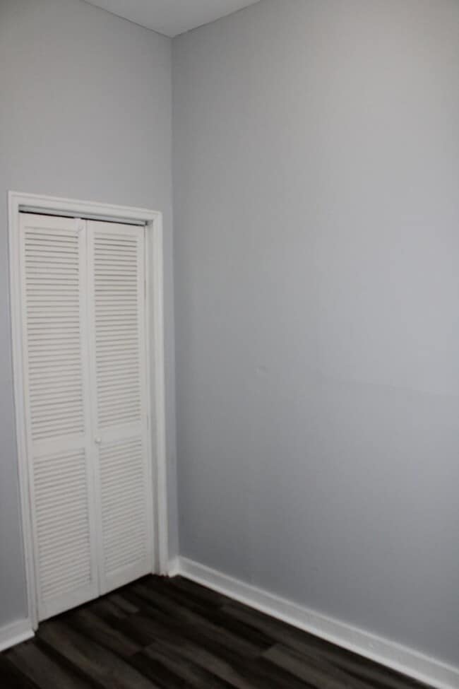 Building Photo - 537 Watkins St
