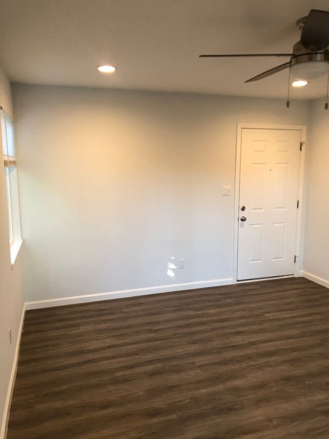 Building Photo - Must See Spacious Studio Apartment