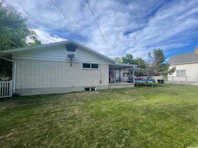 Building Photo - 466 W 200 N