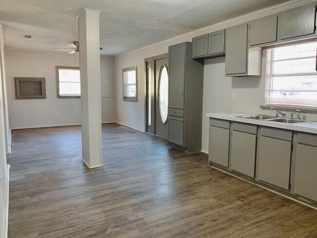 Building Photo - 1160 Van Zandt St