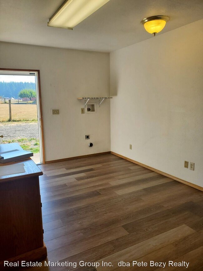 Building Photo - 3 br, 1 bath House - 240 Haight Rd