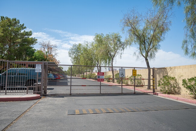 Building Photo - 2010 Rancho Lake Dr