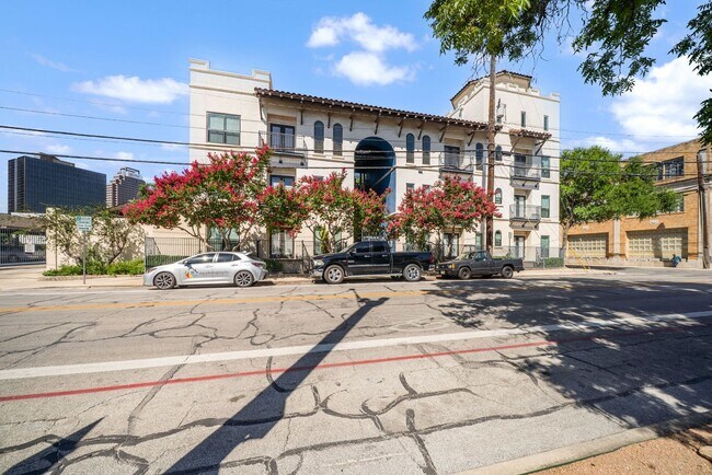 Building Photo - Downtown Luxury Condo with Rooftop Views -...