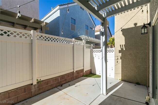 Building Photo - 8233 Shaded Arbors St