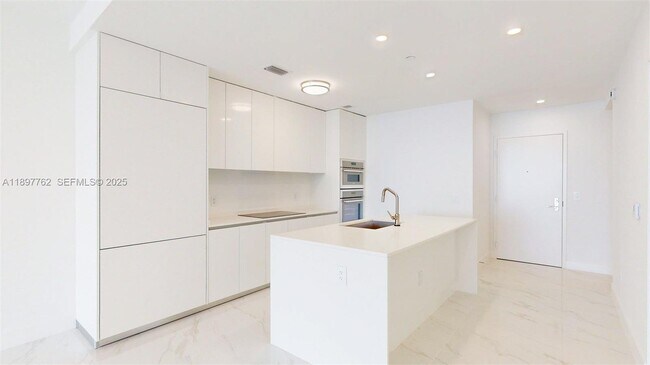 Building Photo - 700 NE 24th St