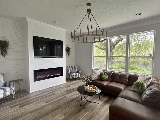 Building Photo - 405 W Silverthorn Ln