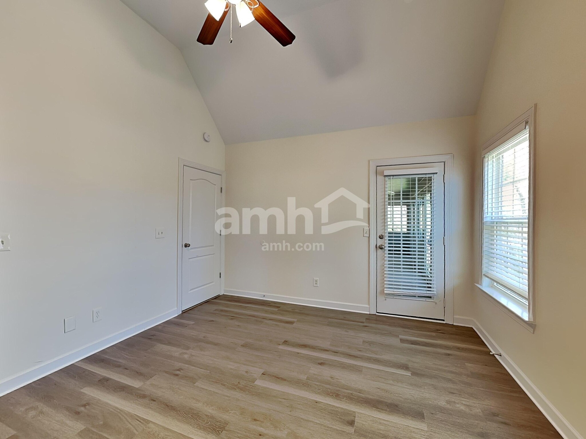 Building Photo - 560 Summit Way