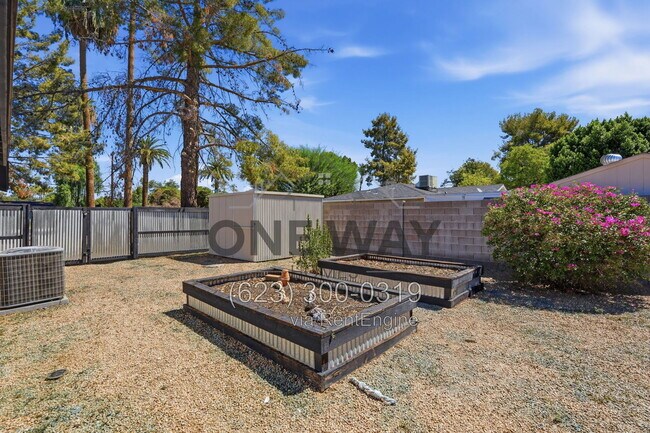 Building Photo - 4027 E Lewis Ave