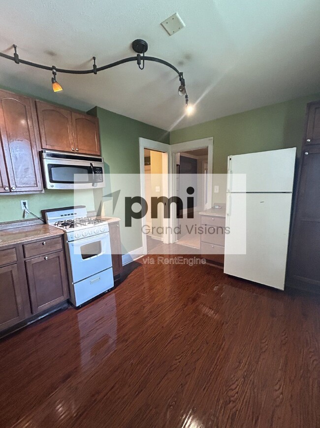 Building Photo - 321 A St