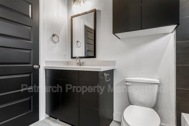 Building Photo - 214 Lynn Dr