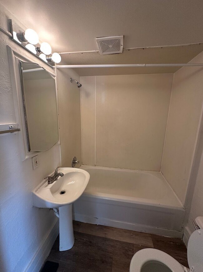 Building Photo - Charming 2 Bedroom House available NOW!