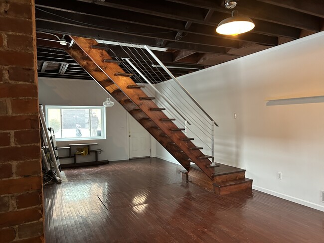 Building Photo - 607 Gross St