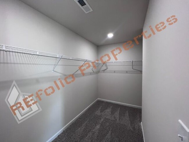 Building Photo - Beautiful 5 Bedroom 3 Bath 2-Car Garage Ho...