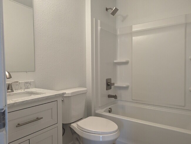 Building Photo - Newly updated 3/2 in North Longmont!