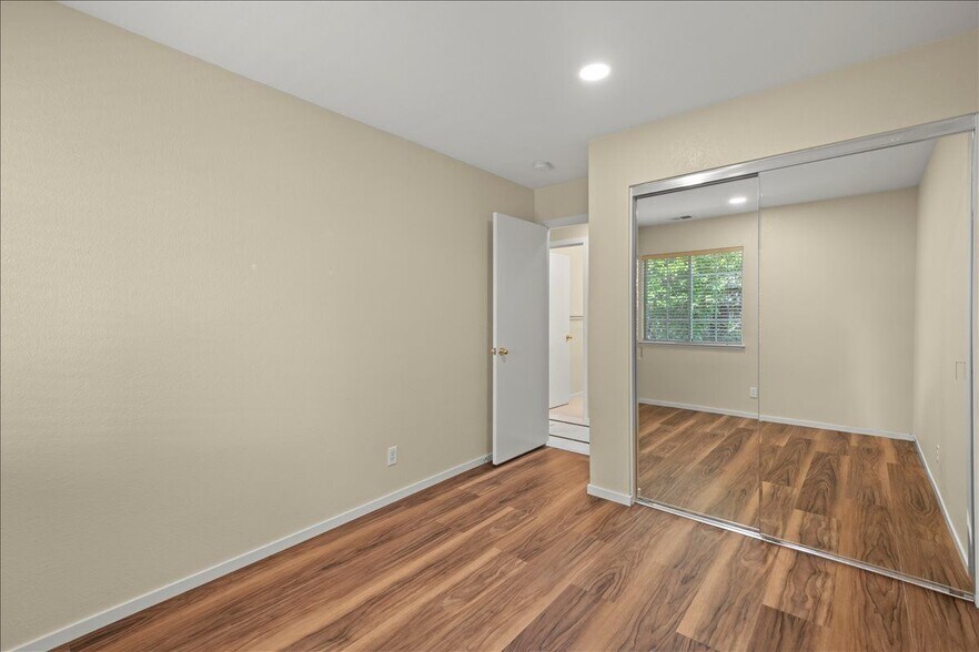 Building Photo - 38806 Litchfield Cir