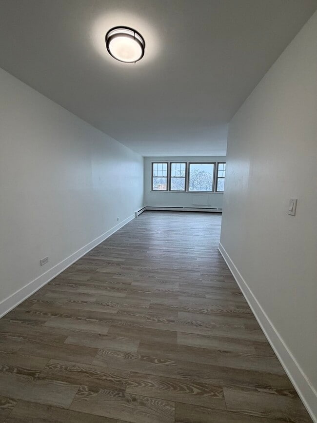 Building Photo - 7200 N Claremont Ave