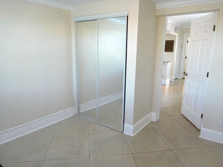 Second bedroom with closet - 112 S Federal Hwy