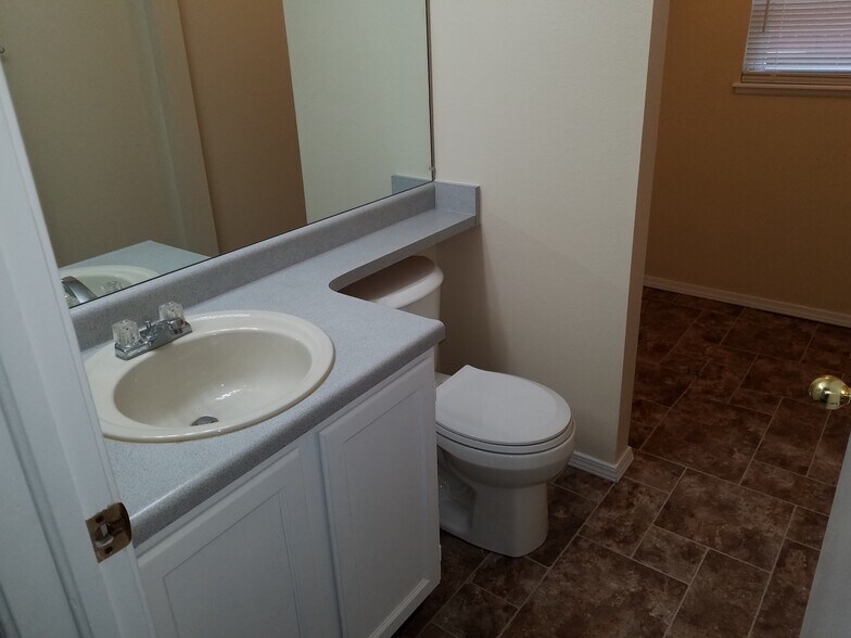 3rd bathroom & laundry - 5036 Austerlitz Dr