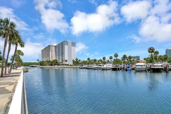 Building Photo - 300 Bayview Dr