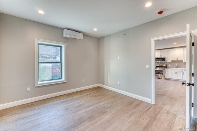 Building Photo - 78 Roslyn Rd