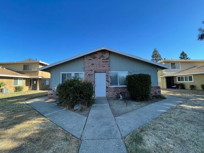 Building Photo - Charming 2-Bedroom Duplex in Sacramento – ...