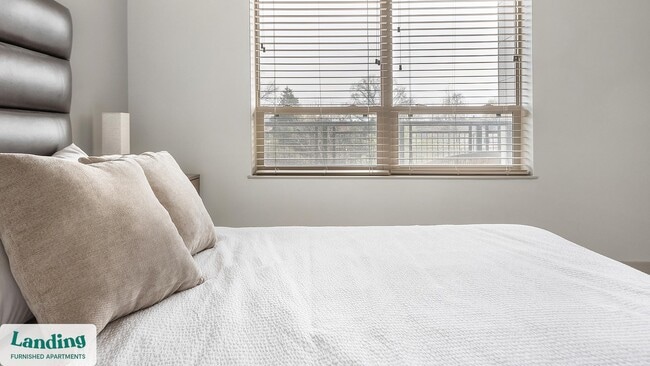 Building Photo - 5800 Highlands Plaza Dr