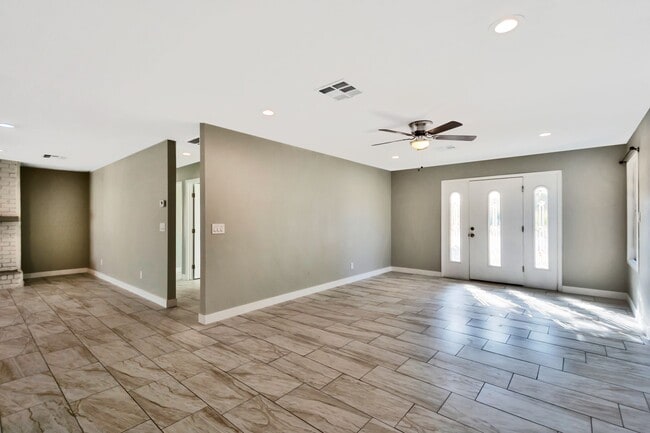 Building Photo - Spacious 6-Bedroom, 3-Bath Pool Home Near ASU Campus