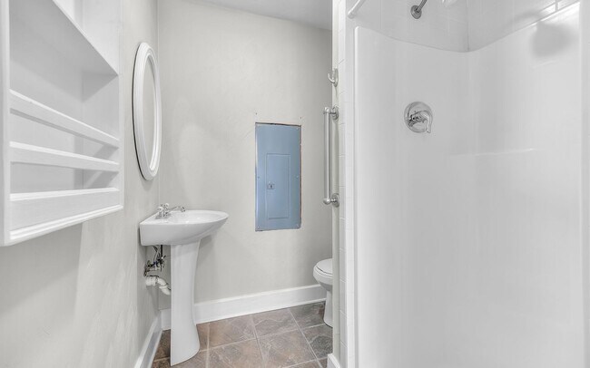 Building Photo - For Rent. 4 Bedrooms