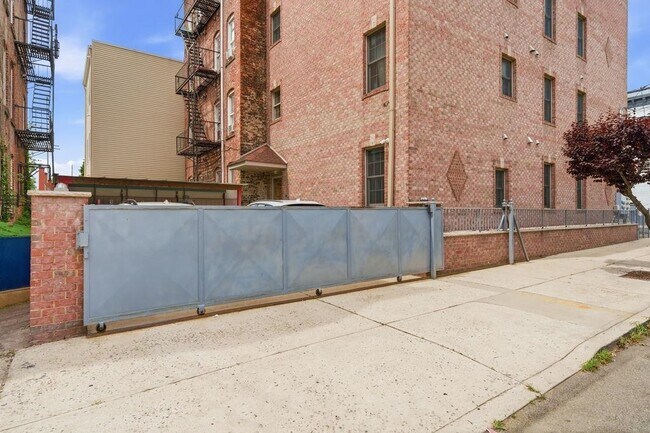 Building Photo - 21 St Pauls Ave