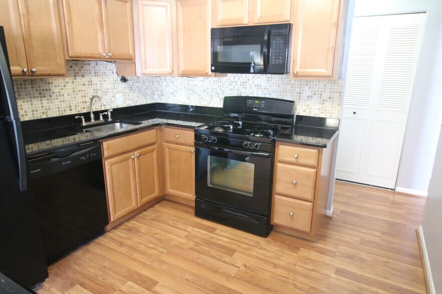 Building Photo - 480 Fox Hills Dr N