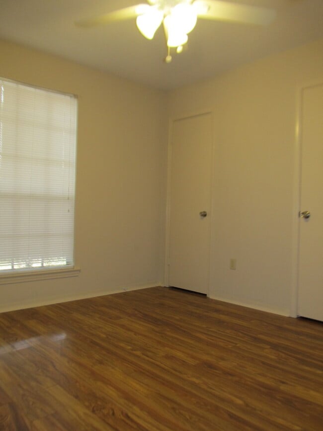 Building Photo - 401-403 W 6th Ave