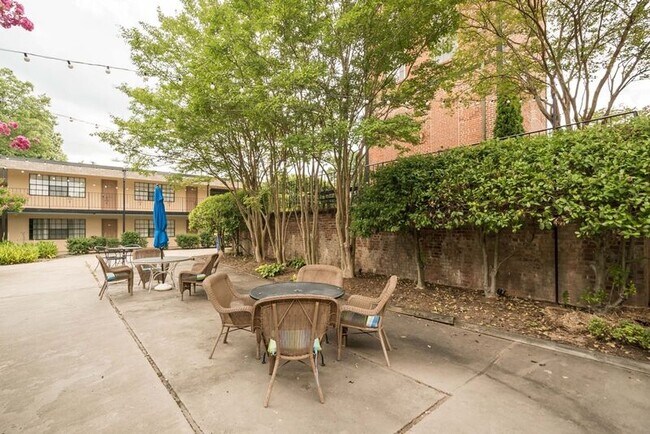 Building Photo - 807 W Trinity Ave