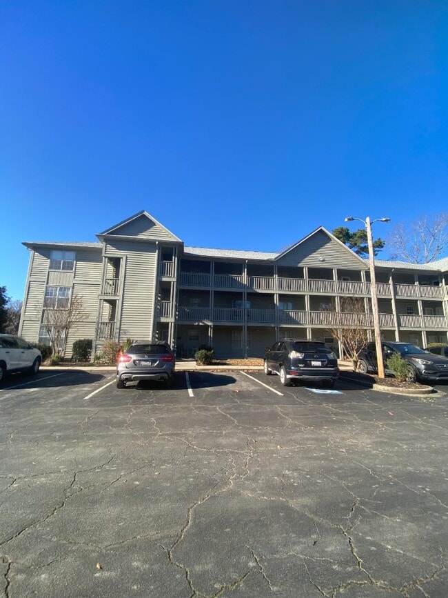 Building Photo - 922 Fairwood Lakes Dr