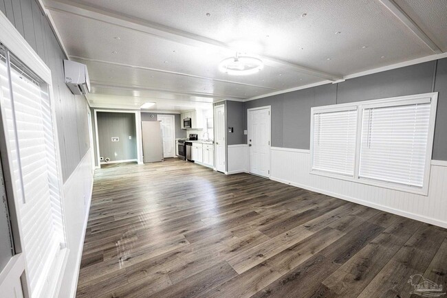 Primary Photo - 4413 Basswood St