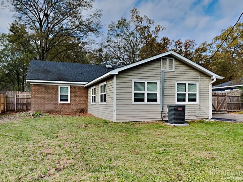 Building Photo - 15809 Fairfield Dr